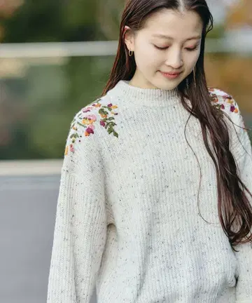 BEMS HEART 플라워 핸드 자수 니트