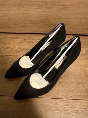 DIANA 블랙 스웨이드 펌프스 미사용 새상품