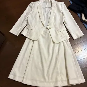 쿠 드 샹스 화이트 수트