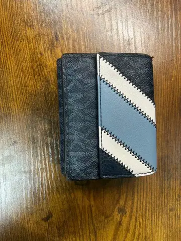 마이클코어스 3단 폴더형 지갑