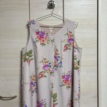 연한 핑크 꽃무늬 슬리브리스 원피스