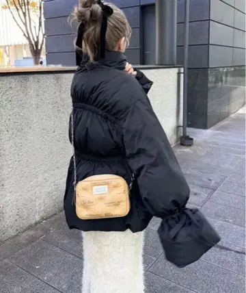 리본 악센트 파이버 다운 블랙/bonny 같은 형태