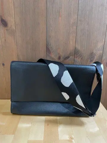 이아파피요네 심플 블랙 바디백