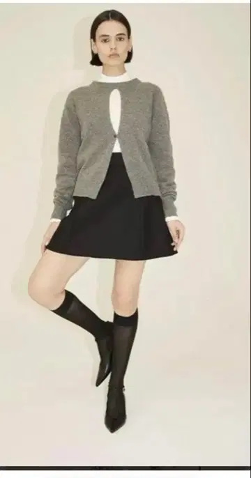 그레이 백 오픈 니트 스웨터