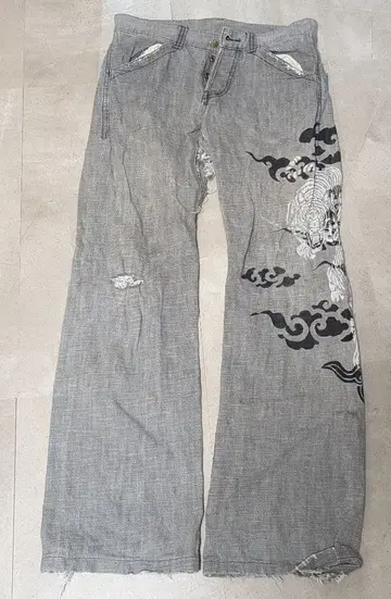 자수 들어간 그레이 와이드 레그 청바지