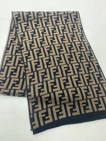 FF 로고 패턴 머플러 블랙과 베이지