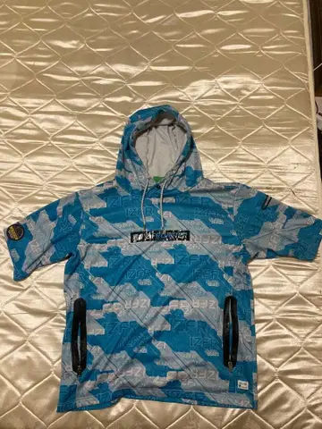 아이즈 프론티어 카모 패턴 블루 후드 부착 반팔 후드티