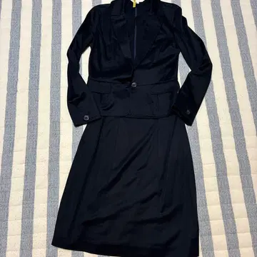 네이비 재킷과 A라인 스커트 세트