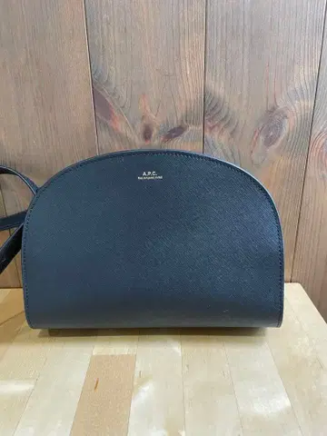 A.P.C. 블랙 가죽 숄더백