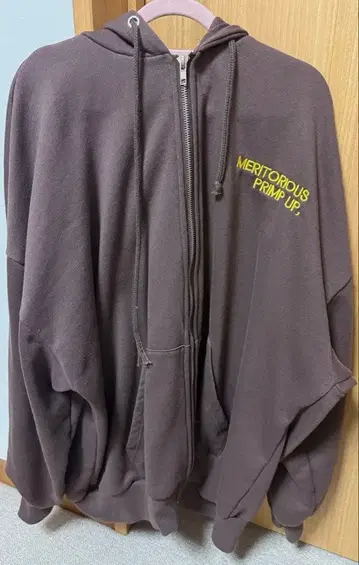 ENVYM 백 자수 빅 실루엣 후드티 브라운