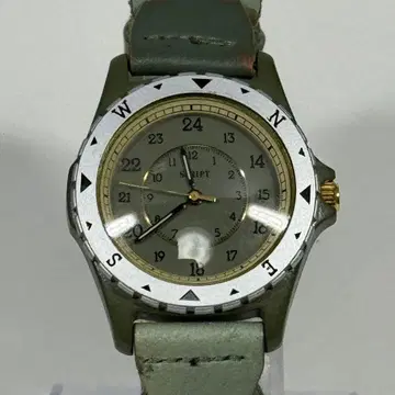 나침반 기능이 있는 아날로그 손목시계