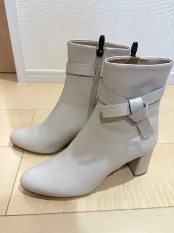 다이애나 리본 포함 숏부츠 화이트 24 DIANA