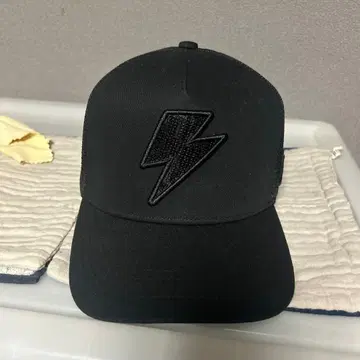 요시노리 코타케 블랙 캡 스팽글