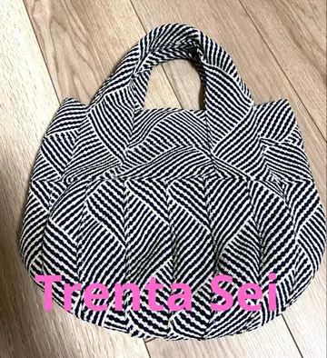 트렌타세 네이비와 화이트의 백