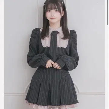 pium 넥타이 포함 스퀘어 프릴 긴팔 상의 & 스커트 블랙 스트라이프