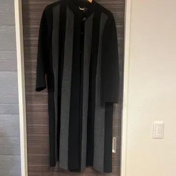 블랙과 그레이 스트라이프 롱 코트