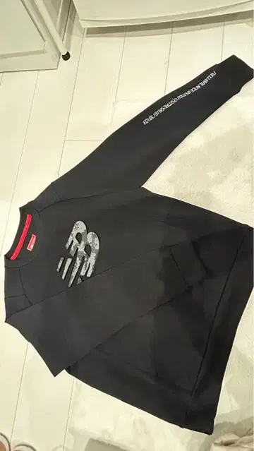 블랙 로고 프린트 스웨터