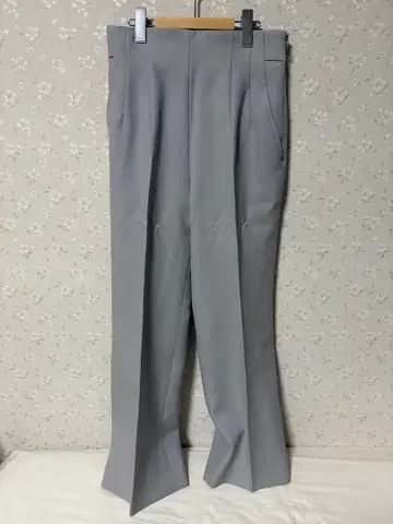 Mame Kurogouchi 그레이 센터 프레스 팬츠