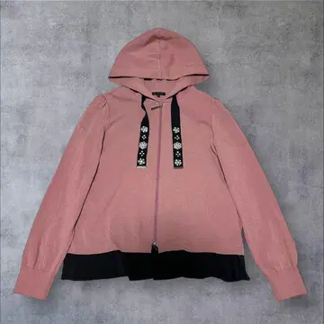 TO BE CHIC 프릴 니트 후드티 비쥬 부착 사이즈 40