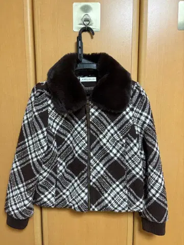 브라운 계열 체크 탈부착 가능한 퍼 카라 부착 자켓