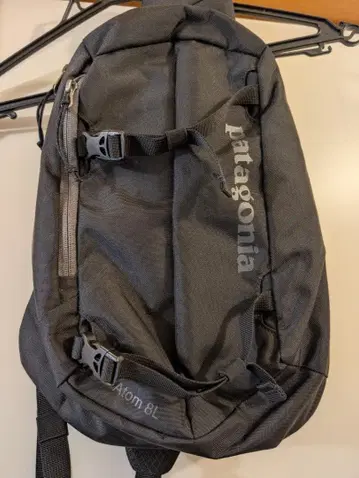 파타고니아 아톰 슬링 8L 블랙 백팩