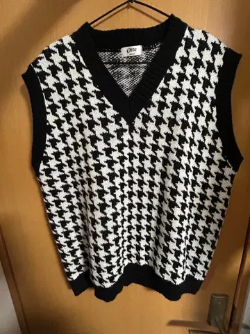 Otte 하운드투스 체크 패턴 슬리브리스 베스트