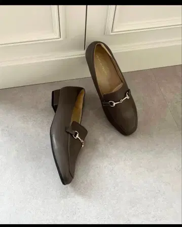 로퍼 점프 가능한 펌프스 폭신폭신 스퀘어토 비트 모티브 로퍼