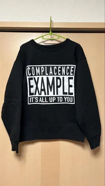 Example 블랙 맨투맨 L