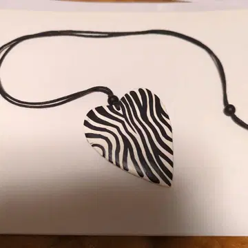 제브라 패턴 하트형 목걸이