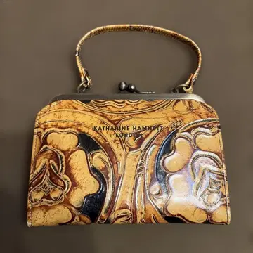 새상품급 [ 캐서린 햄넷 런던 ] 꽃무늬 가마구치 지갑 엠보싱 가공 가죽