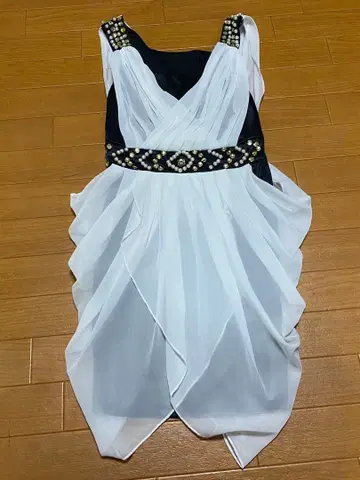 화이트 블랙 드레이프 드레스