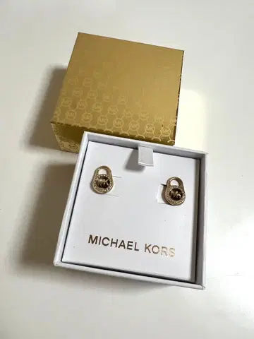 MICHAEL KORS 골드 락형 귀걸이 박스 포함