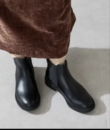 아몬드 토 플랫 사이드 고어 부츠