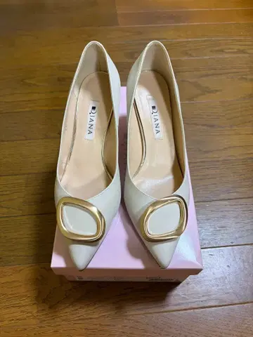 DIANA 다이애나 펌프스 화이트 금장 장식 스틸레토 22.5cm