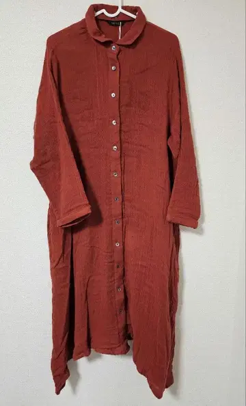 TANA BANA 빨간색 버튼 달린 롱 셔츠