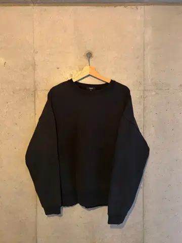 BEAMS 블랙 크루넥 맨투맨