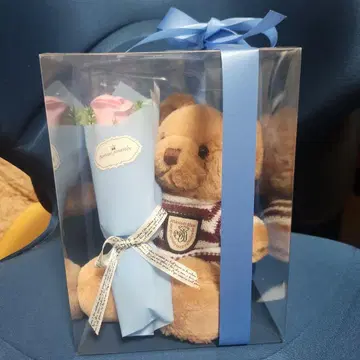 테디베어 봉제 인형과 꽃다발