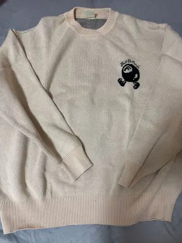 베이지 니트 스웨터 당구 로고 니트