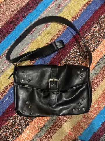 [ ZARA ] 블랙 가죽 숄더백 스터드