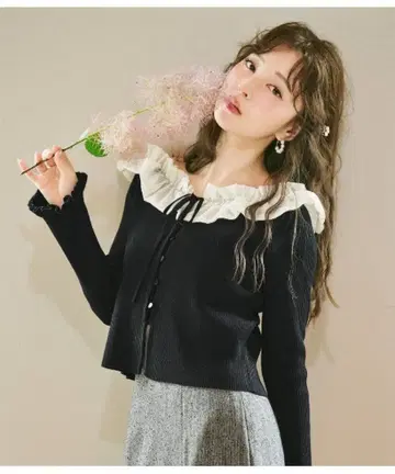 프릴 칼라 니트탑 블랙 피치 존