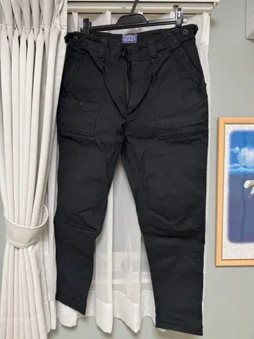 BLUE BLUE / men 스트레치 백 새틴 테이퍼드 베이커 팬츠