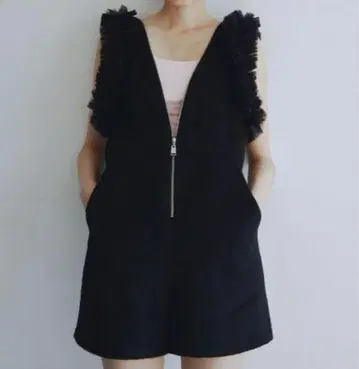 Bibiy. 프릴 달린 블랙 올인원