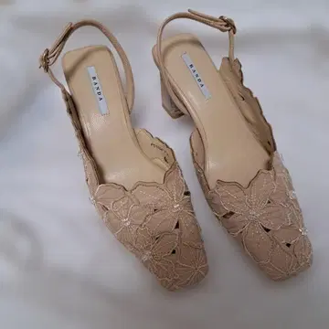 RANDA 꽃무늬 자수 베이지 펌프스