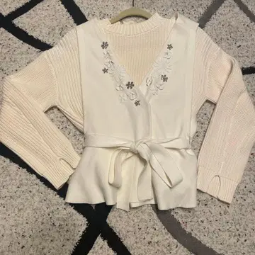 체스티 베스트 포함 꽃 장식 화이트 니트