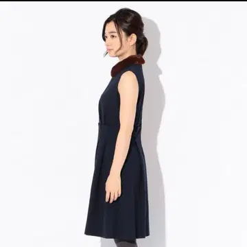 네이비 슬리브리스 원피스 퍼 카라 부착