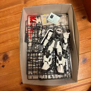 1/100 MG MS-06R-1 ZAKU II