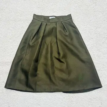 새상품급 투모로우랜드 턱 플레어 스커트 카키 일본제 광택감 M