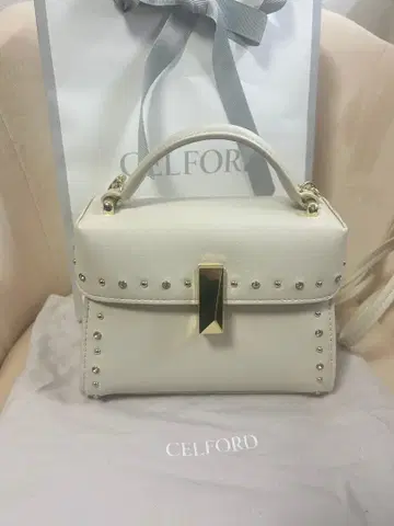 CELFORD 비쥬 스터드 포쉐트 화이트