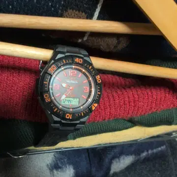 쿼츠 손목시계 블랙과 오렌지 방수 기능 포함