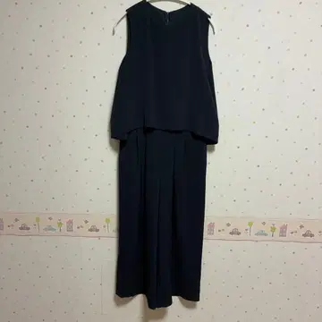 투모로우랜드 네이비 슬리브리스 올인원